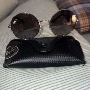Black round polarized Raybans!
